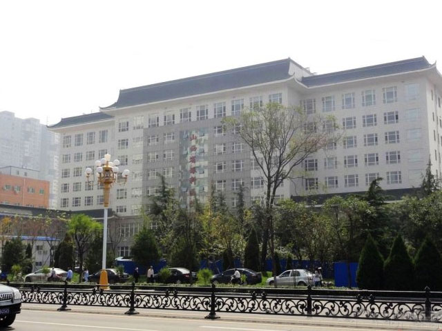 山西省眼科医院建筑外观，楼体可见医院名称